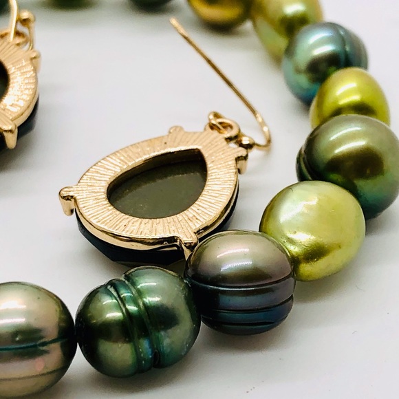 Vintage Green Pearl Bracelet & Earrings - Picture 2 of 10